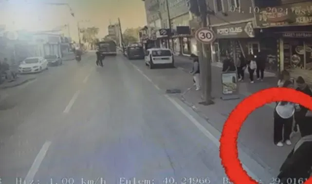 Yolun karşısına geçerken otobüsün altında kaldı: Kaza kamerada
