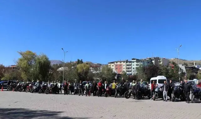 Motosikletçiler Oltu'da şov yaptı