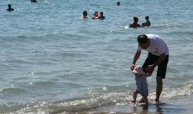 Mersin'de sahiller, sakinliği sevenlere kaldı