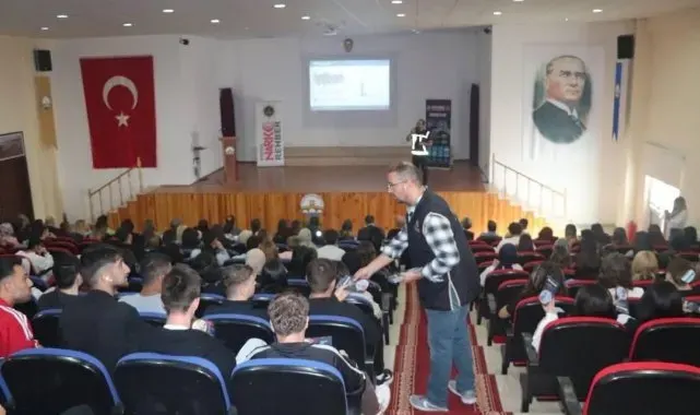 Polis ekiplerince öğrencilere narko gençlik eğitimi