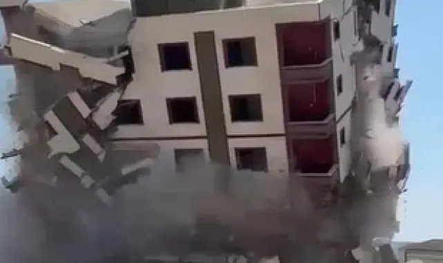 8 katlı bina iş makinesinin dokunuşuyla yerle bir oldu