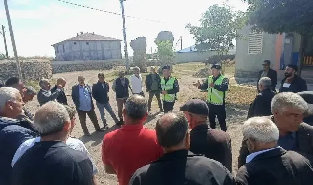 Digor'da jandarma, traktör sürücülerini bilgilendirdi
