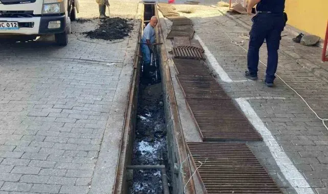 Efekent Pazar Yeri'nde mazgallar temizlendi