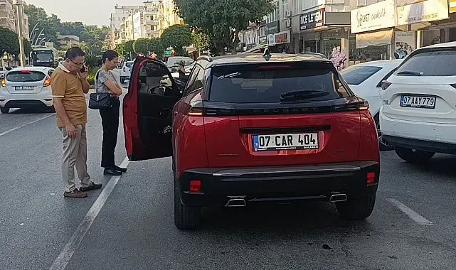 Kapısı açılan otomobile çarpan motosiklet sürücüsü yaralandı