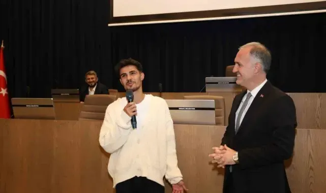 Elindeki çöpü cebine koyan genç ödüllendirildi