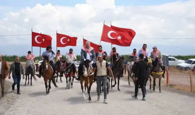 Menemen'de rahvan at yarışları heyecanı