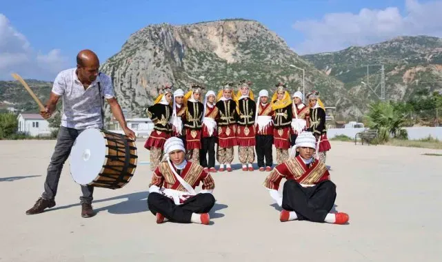 Afetzede çocuklar, halayla depremin izlerini siliyor