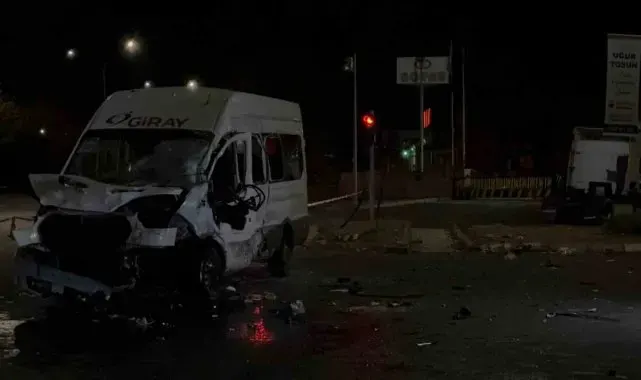 Gaziantep'te tır işçi servisine çarptı: 3'ü ağır 13 yaralı