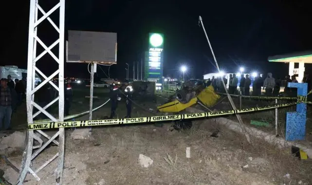 Aydınlatma direğine çarpan Tofaş ikiye bölündü: 1 ölü, 3 yaralı