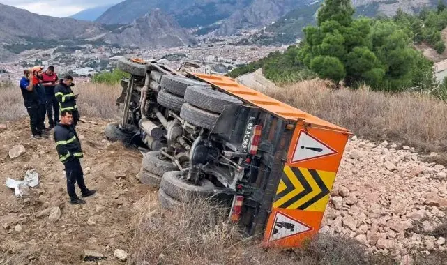 Amasya'da taş yüklü kamyon şarampole devrildi: 1 yaralı