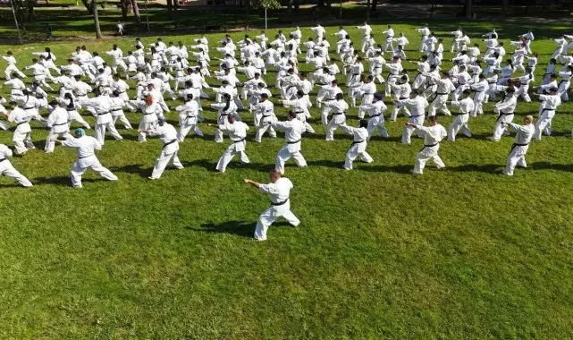 Bursa'da 240 kişilik karate şovu görsel şölen oluşturdu