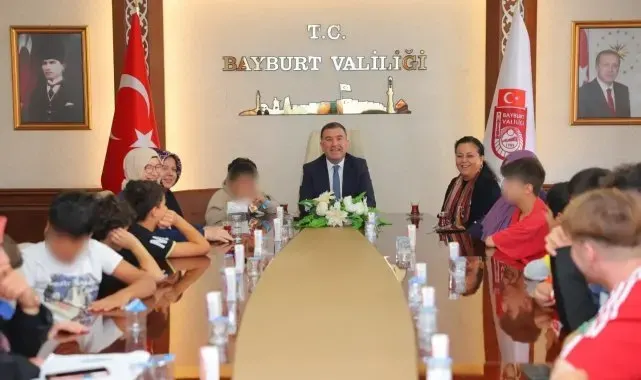 Devlet korumasındaki çocuklar ve gençler valilikte ağırlandı