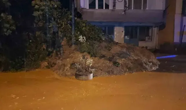Heyelan apartmanın girişini kapattı, 6 kişiyi itfaiye kurtardı