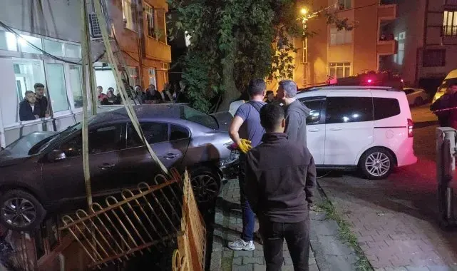 Kağıthane'de freni boşalan ticari araç park halindeki otomobile çarptı: 2 yaralı