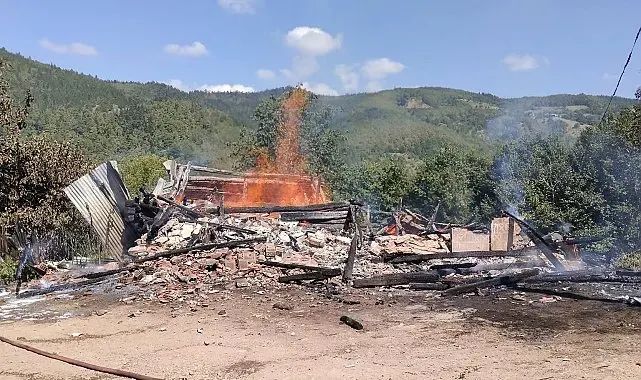 Kastamonu'da alevlere teslim olan ev küle döndü
