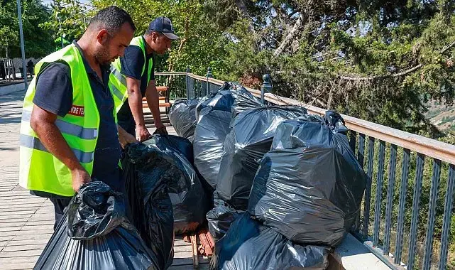 Döver seyir terasından torbalarca çöp çıktı