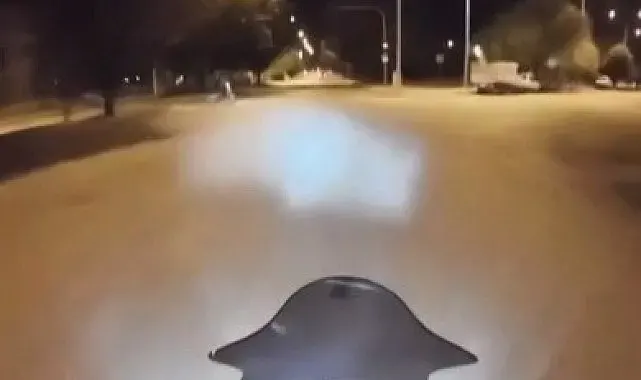 Erzincan'da iki motosikletin çarpışma anı kask kamerasına yansıdı