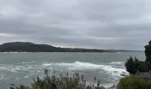 Karadeniz'de kötü hava şartları, 22 metrelik tekne karaya oturttu