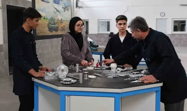 Genç kız 490 erkek öğrencili proje okulunda birinciliğe gidiyor