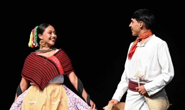 Gaziosmanpaşa'daki Uluslararası Halk Dansları Festivali renkli görüntülere sahne oldu