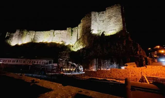 Bitlis Kalesi'nde ışıklandırma çalışması