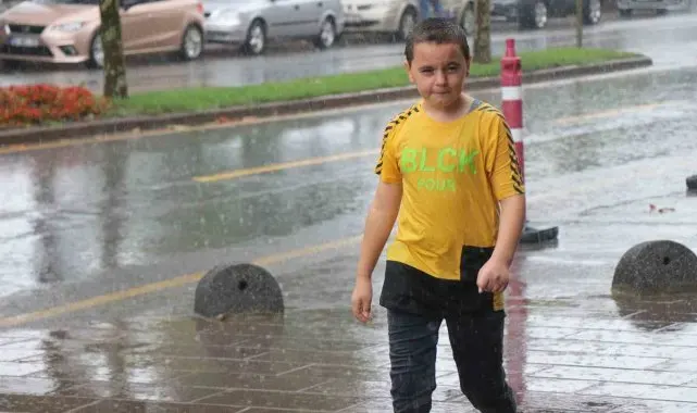 Kimi şemsiyeyle kimi eşyasıyla yağmurdan korunmaya çalıştı