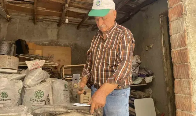 Yaşına ve bir gözü görmemesine rağmen azimle çalışmaya devam ediyor