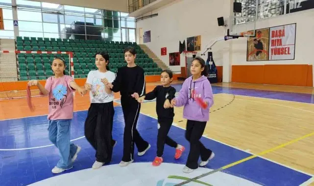 Iğdır'da halkoyunları kursları devam ediyor
