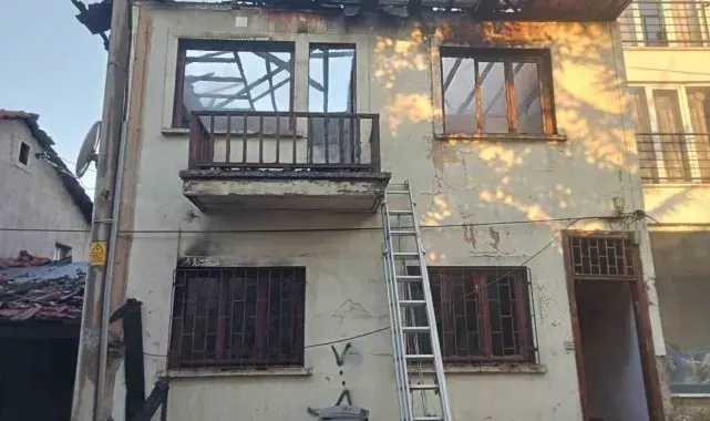 İki katlı ahşap ev alev alev yandı