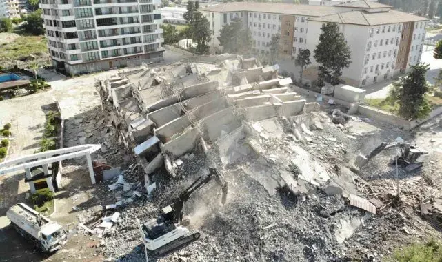 Hatay'da 16 katlı bina iş makinesinin darbesiyle yerle bir oldu