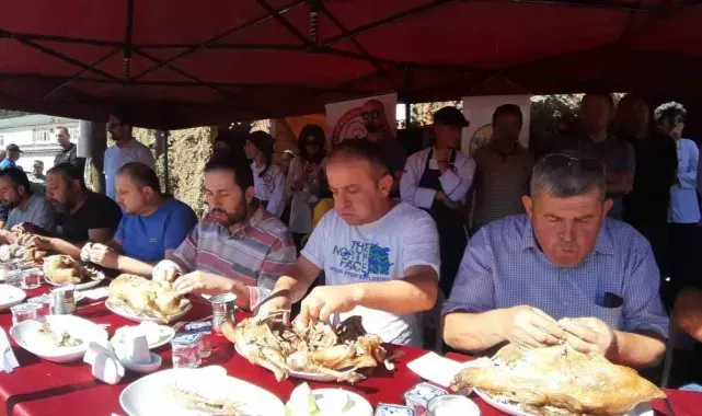 Kaz eti yeme yarışması renkli görüntüler sahne oldu