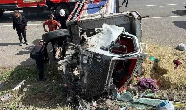 Kars'ta minibüs ile kamyon çarpıştı: 4 yaralı