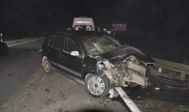 Otomobilin seyir halindeki kamyona çarptığı kaza kameraya yansıdı