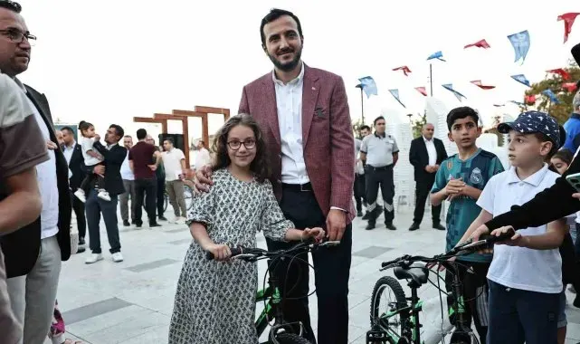Bağcılar'da okuma yarışmalarında başarılı olan öğrenciler bisikletle ödüllendirildi