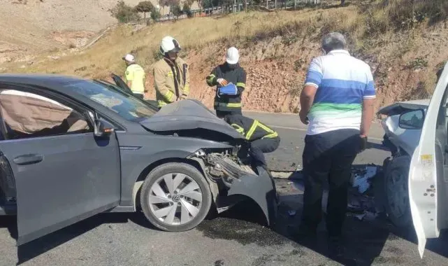 Mardin'de iki otomobil çarpıştı: 2 yaralı