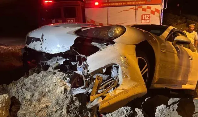 Mardin'de otomobil kayaya çarptı: 1 yaralı
