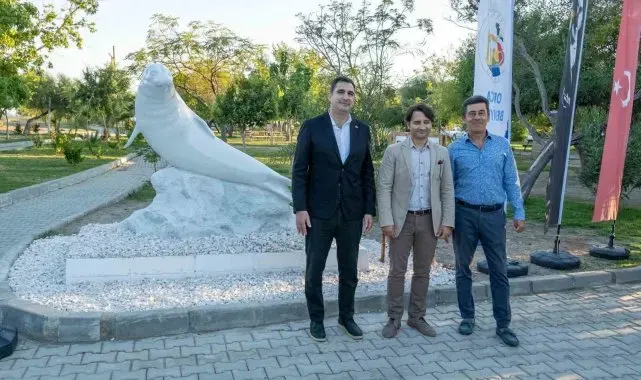 Sargerme'ye nesli tehlike altında olan 'Keşiş Foku' heykeli