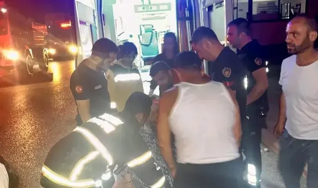 Antakya'da yanan evde mahsur kalan vatandaşı itfaiye kurtardı