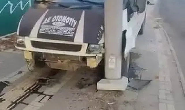Diyarbakır'da araç direğe çarptı: 1 yaralı