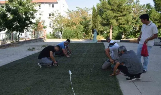 Batman'da okullarda sentetik çim halı saha çalışmaları başladı