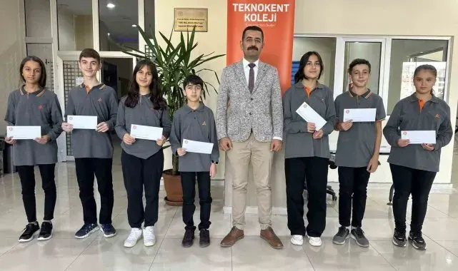 Yüksekova Teknokent Koleji öğrencileri ilk burslarını aldı