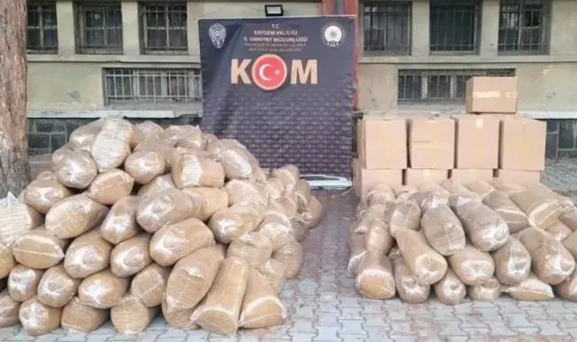 Kamyonetlerden 2 ton kaçak tütün çıktı: 2 gözaltı