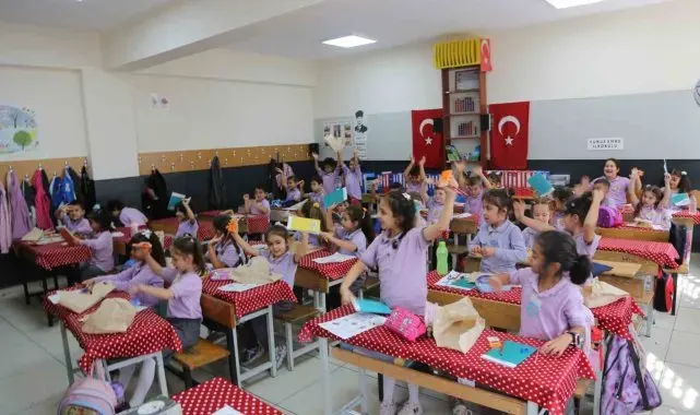 Serdivan'da öğrencilere kırtasiye seti hediye edildi