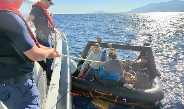 Yunanistan'ın geri ittiği 13 düzensiz göçmen kurtarıldı