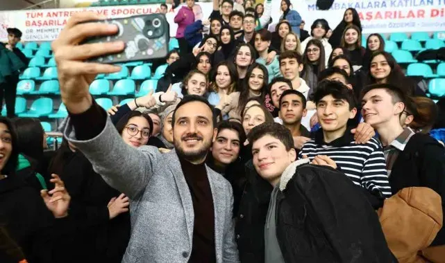 Bağcılar Belediyesi'nden üniversite öğrencilerine 10 bin TL başarı ödülü