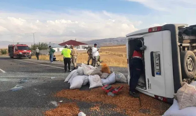 Van'da minibüs takla attı: 2 yaralı