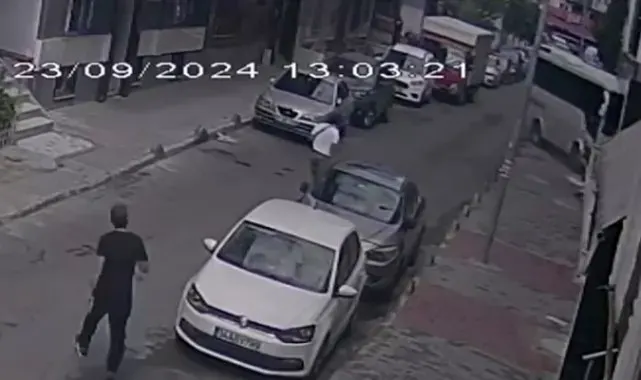 Küçükçekmece'de servis minibüsü binaya çarptı