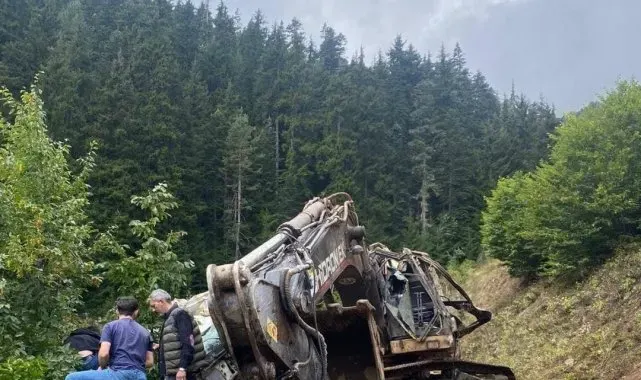 Artvin'de iş makinesi yüklü kamyon uçuruma yuvarlandı: 2 ölü