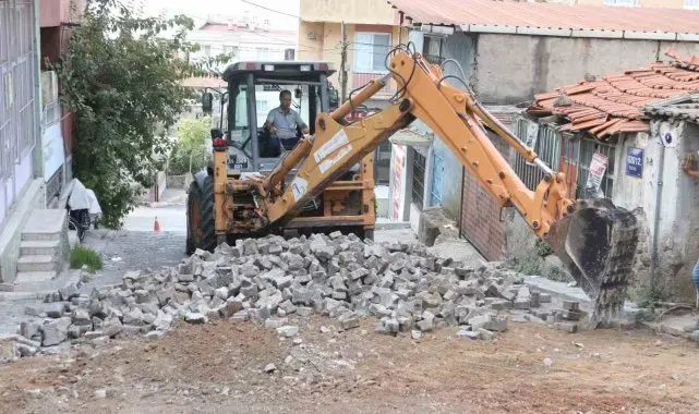 Bayraklı'da yol yenileme seferberliği sürüyor