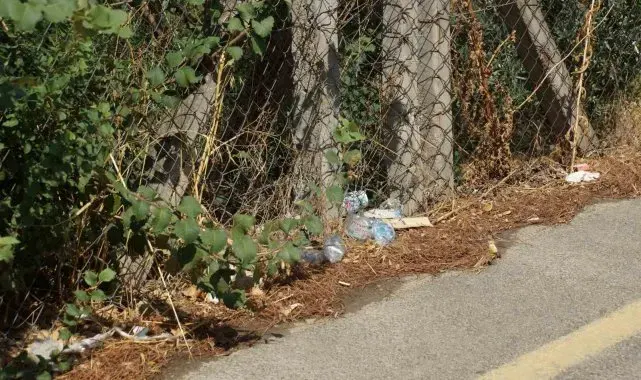 Kızılcaköy Mahallesi'nde yol kenarına atılan çöpler çevreyi kirletiyor